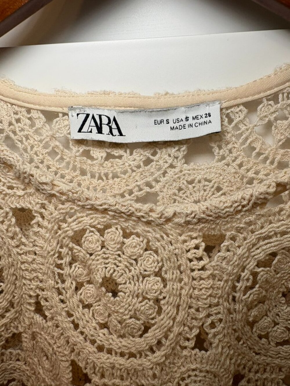 Zara Beige Crochet Lace Romantic Puff Sleeve Scalloped Hem Top Size S - Picture 3 of 12